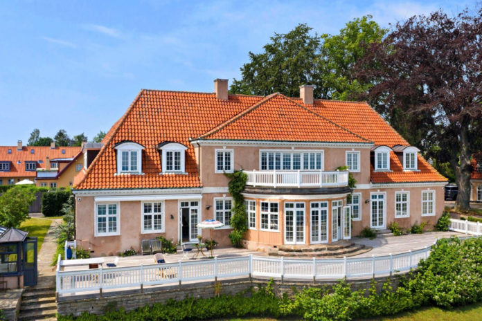 Harald Holstein-Holstenborg sælger villa i Espergærde for 38,5 millioner kroner. Foto: Ivan Eltoft Nielsen.