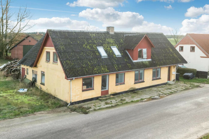 Danmarks billigste hus blev i går sat til salg med en kvadratmeterpris på 344 kroner. Foto: Villadsen Ejendomshandel.