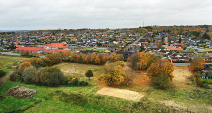 Calum køber byggegrund til rækkehuse i Vestbjerg, der ligger 11 kilometer nord for Aalborg. Foto: PR.