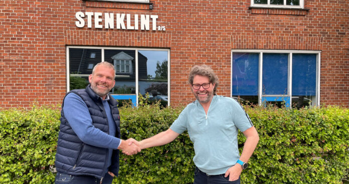 Fasadgruppen køber Stenklint. Peter Andersen, forretningsområdechef Fasadgruppen Danmark (til venstre), og Lars Bonde Lindberg, administrerende direktør i Stenklint. Foto: PR.