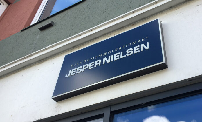 Ejendomsmægler Jesper Nielsen fyret fra egen kæde.