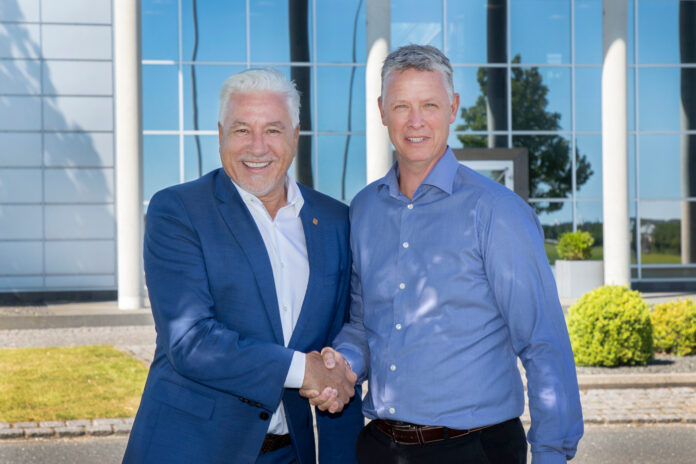Kent Hejn Kristensen (til venstre) overtager posten som administrerende direktør for DS Gruppen fra Mads Møller Hansen. Foto: PR.