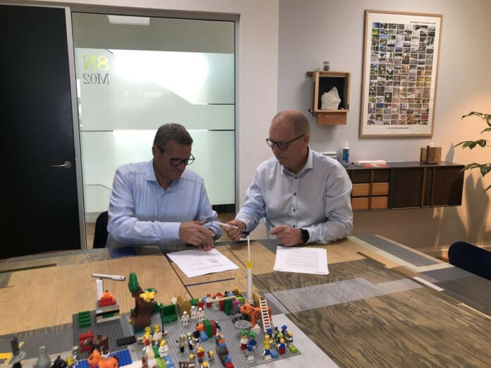 Direktør i NCC Civil Flemming Carlsen og direktør i NCC Building Danmark underskriver aftalen om Jakobsen Blindkilde. Foto: NCC.