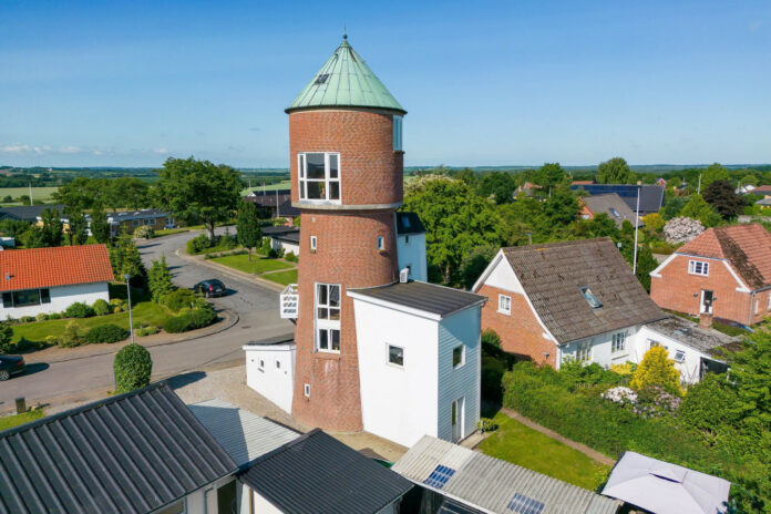 Et vandtårn på Tårnvej i Toftlund er blevet sat til salg som bolig. Foto: Danbolig Vojens.