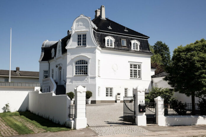 Denne villa på Slotsalleen 11A i Klampenborg er netop sat til salg for 65 millioner. Foto: Mai Mouselle, Anna Reventlow Ejendomsformidling.