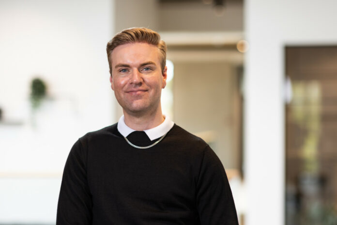 Yannich Saxo Larsen er eksportassistent hos Nordic Fos. Foto: PR.