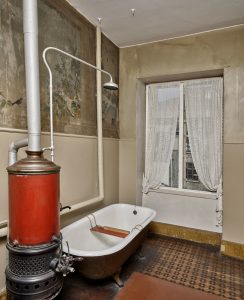 Badeværelset som det ser ud i dag. Foto: Roberto Fortuna, Nationalmuseet.