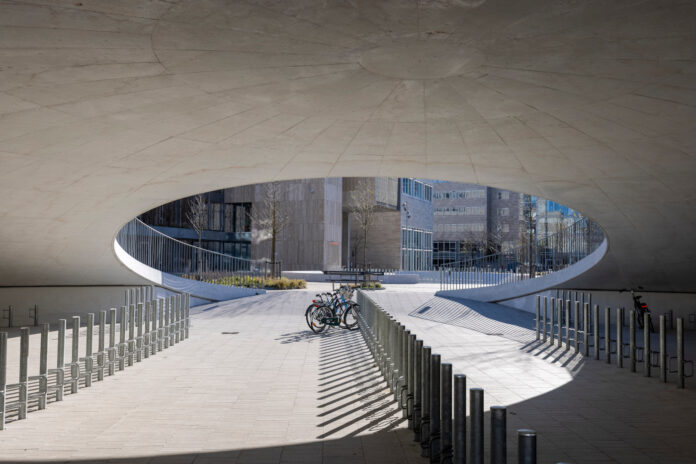 Karen Blixens Plads ved Københavns Universitet på Amager er designet af Cobe og opført af Bygningsstyrelsen. Foto: Torben Eskerod.