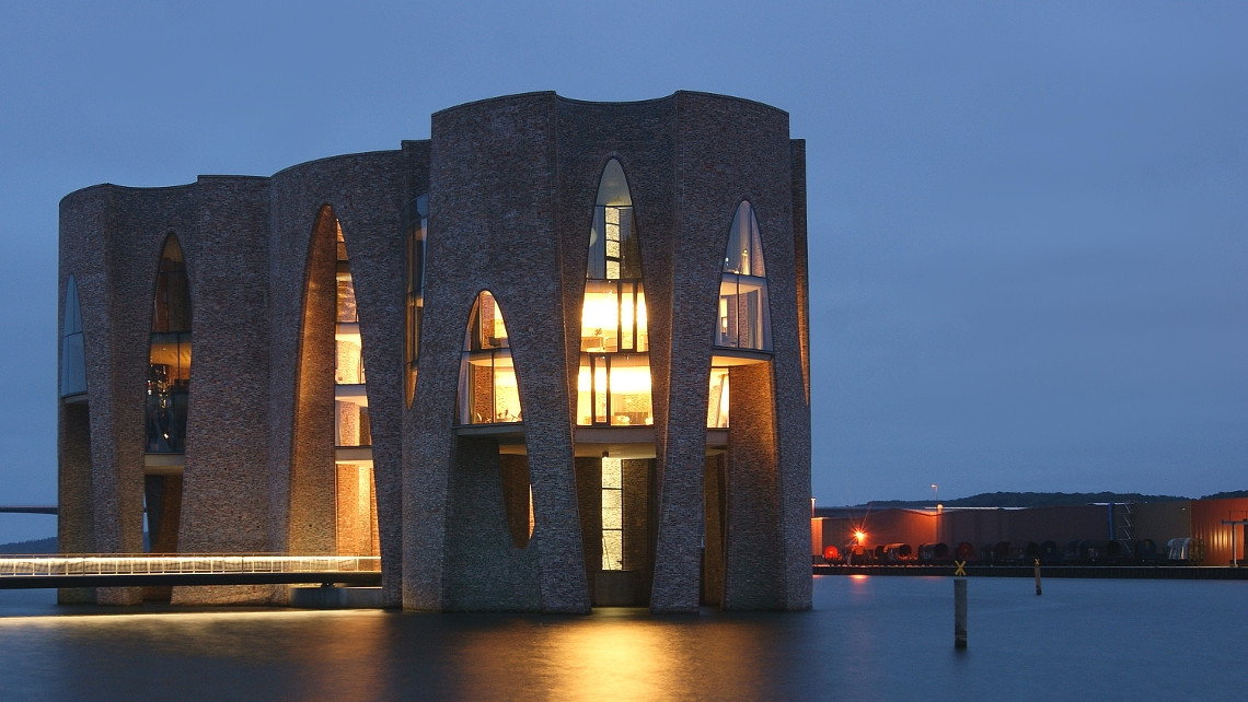 Kirk Kapital har domicil i Fjordenhus på havnen i Vejle. Bygningen er tegnet af Studio Olafur Eliasson. Foto: © Dansk Byudvikling.