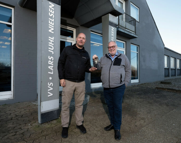 kemp-lauritzen-koeber-vvs-firmaet-lars-juhl-nielsen-horsens Peter Kanstrup, der er serviceleder i Teknikhus Syd- & Sønderjylland i Kemp & Lauritzen (til venstre) og Lars Juhl Nielsen, indehaver af VVS-Firmaet Lars Juhl Nielsen. Foto: PR.