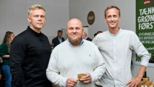 Richo Boss (i midten), kædedirektør for supermarkedskæden Meny, sammen med global direktør for Noahs, Daniel Baven (til højre) og Executive Chef i Noahs, Carl Simonsson (til venstre). Foto: PR.