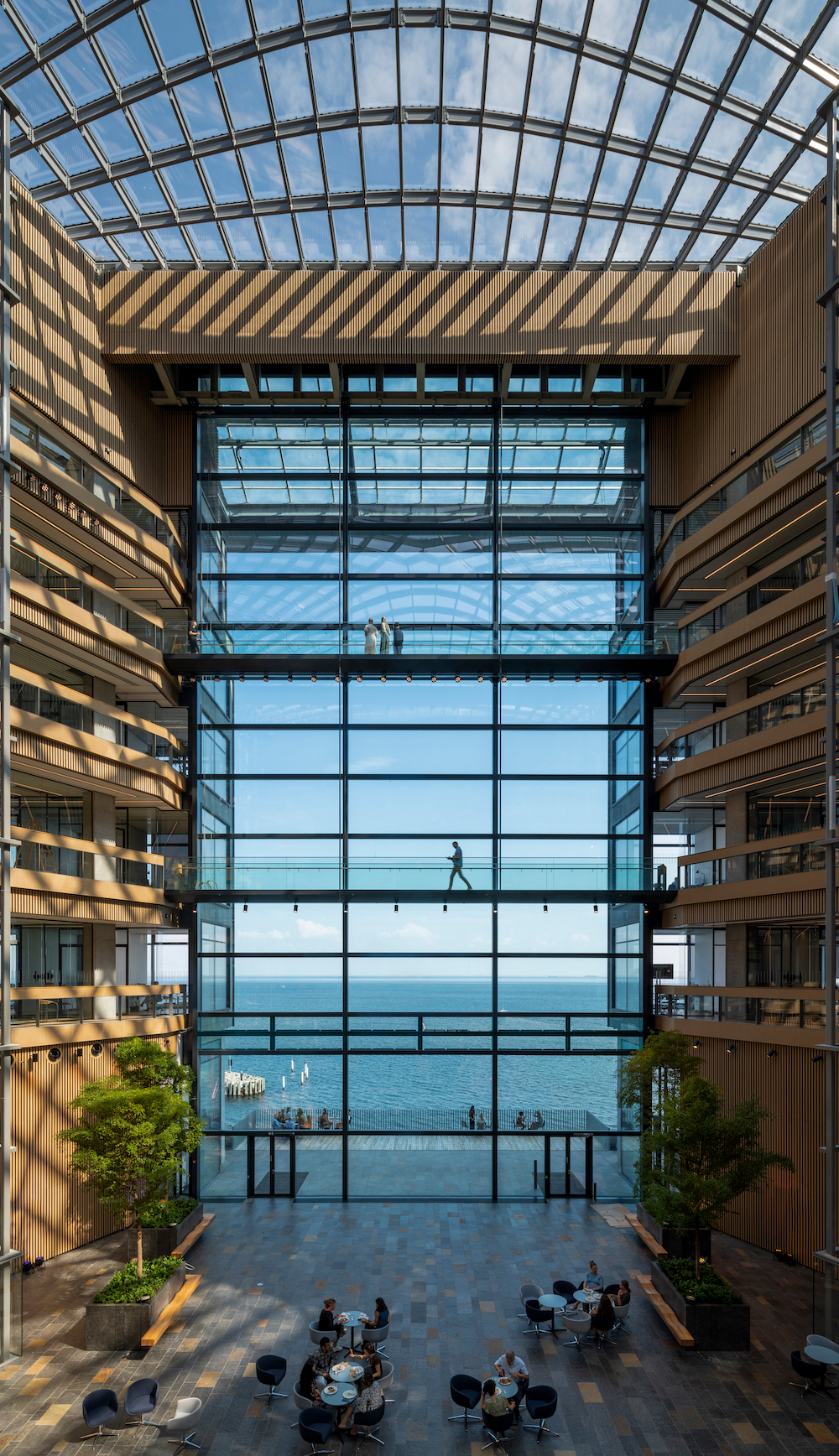 Ferring Pharmaceuticals kontor, Kastrup. Kilde: Mikkelsen Arkitekter. Foto: Nigel Young, Foster + Partners.