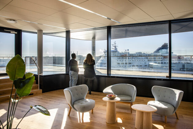 DFDS’ nye domicil på Marmormolen i Københavns Nordhavn er kåret til Årets kontorbyggeri 2023. Foto: Thorbjørn Hansen / Kontrafame.