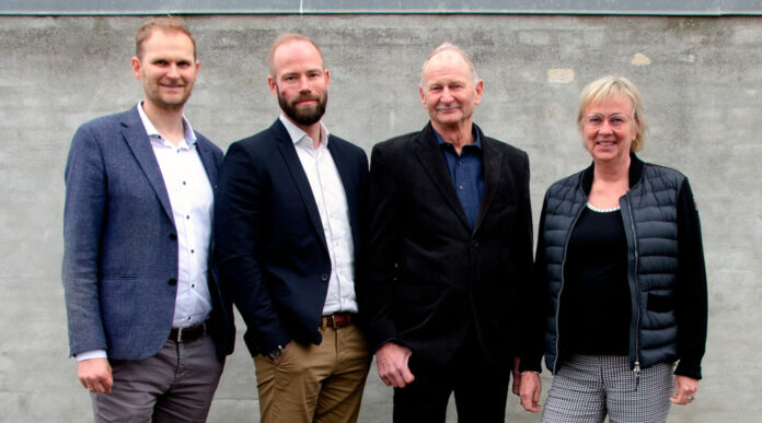 Fischer Lighting forvandler skrot og gamle lamper til ny belysning. Fra højre ses Bente Priess Andersen (CEO), Stig Elmvang (stifter og R&D), Heine Larsen (CRO) & Lars Elmvang (stifter og BDD). Foto: PR.