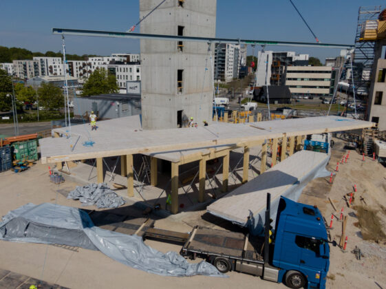 Der er i første omgang ankommet 18 tons søjler og bjælker og 48 tons etagedæk. Foto: Dansk Drone Netværk.