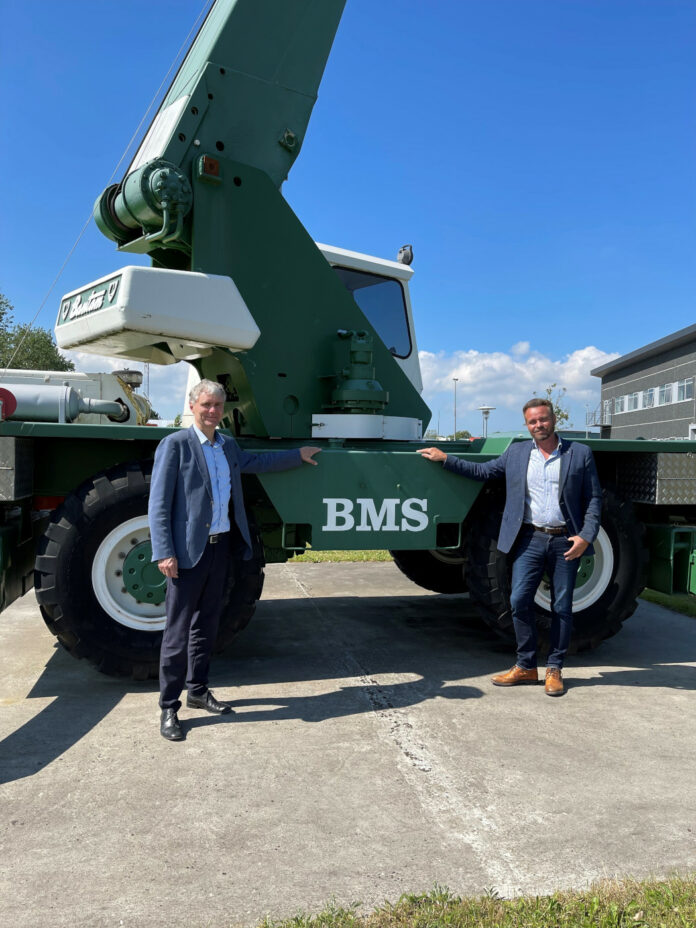 Koncerndirektør i BMS Jens Enggaard (til venstre) og direktør for BMS Heavy Cranes, Morten Kammer. Foto: PR.